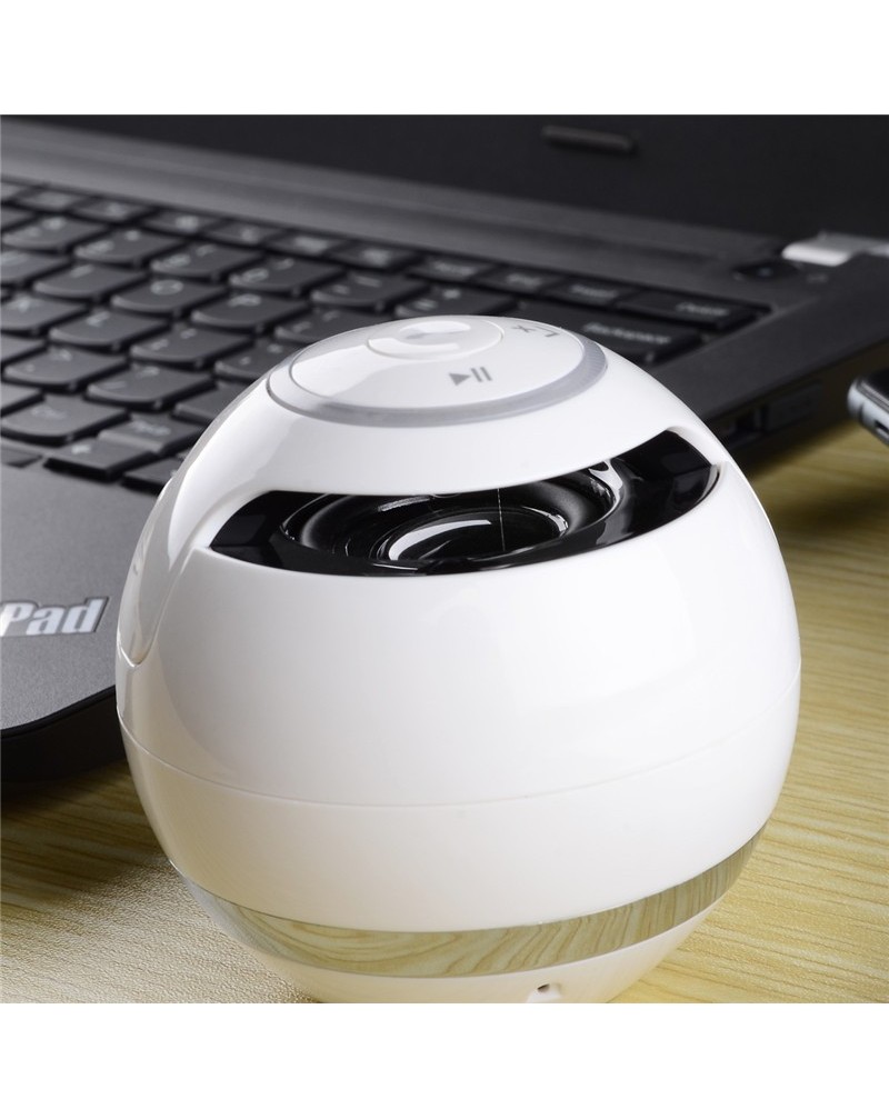 2015 new fashion portable speakers Bluetooth sucker phone Computer mini Speakers sound wholesaler black and white