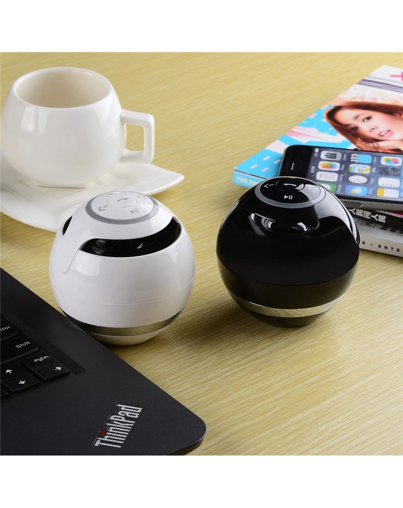 2015 new fashion portable speakers Bluetooth sucker phone Computer mini Speakers sound wholesaler black and white